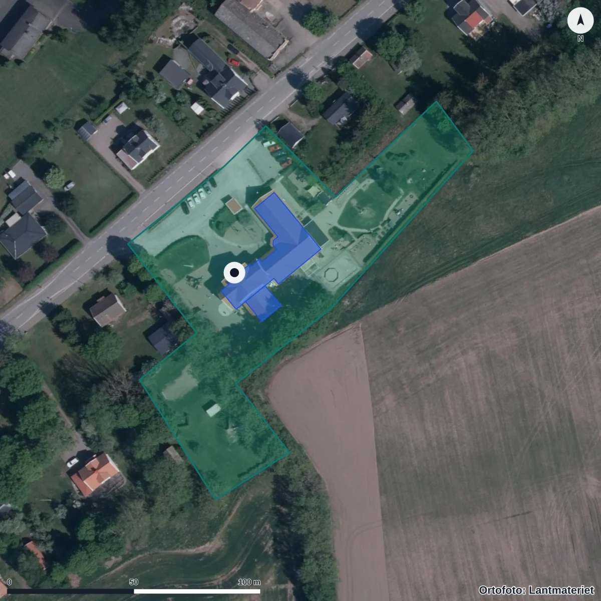 Flygbild över Broholmskolan Jung, ortofoto från Lantmäteriet