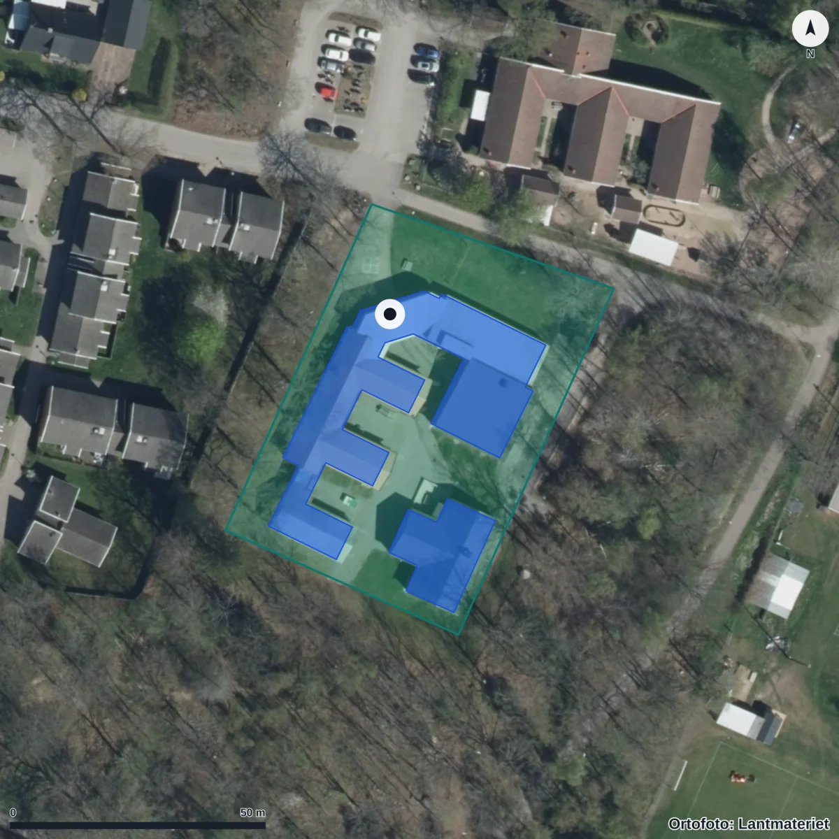 Flygbild över Ölands Friskola, ortofoto från Lantmäteriet