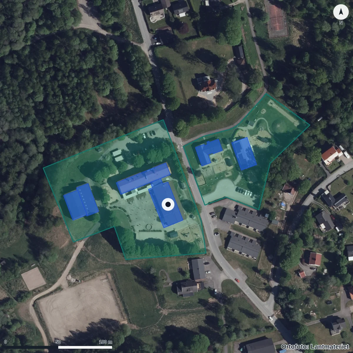 Flygbild över Hillareds skola, ortofoto från Lantmäteriet