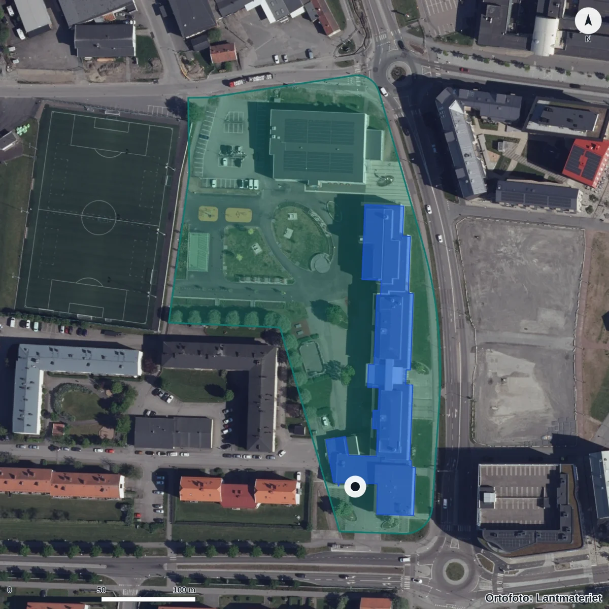 Flygbild över Varlaskolan, ortofoto från Lantmäteriet