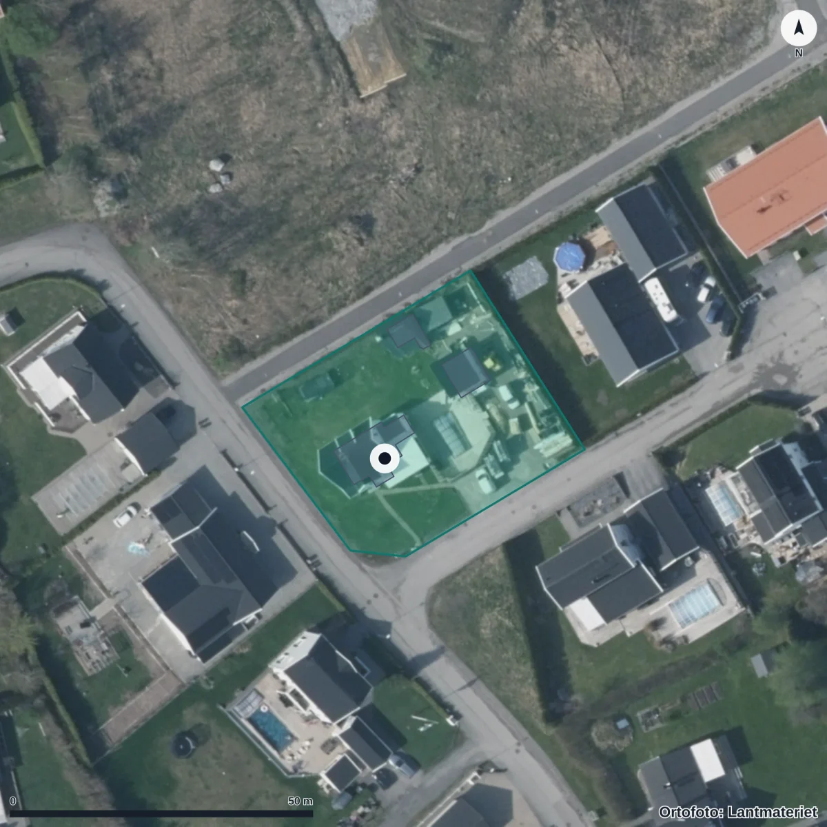Flygbild över Mosjö skola, ortofoto från Lantmäteriet
