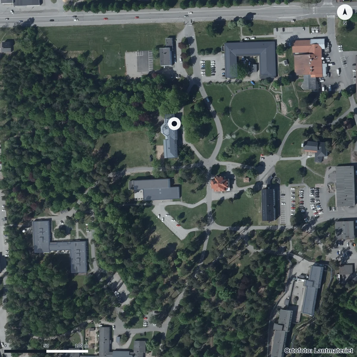 Flygbild över Ekhamraskolan, ortofoto från Lantmäteriet