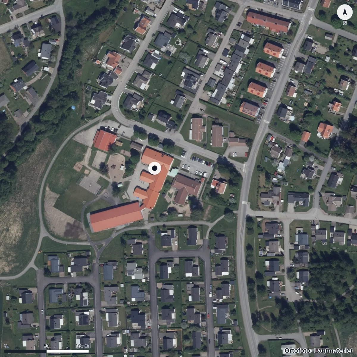 Flygbild över Fridhemskolan, ortofoto från Lantmäteriet