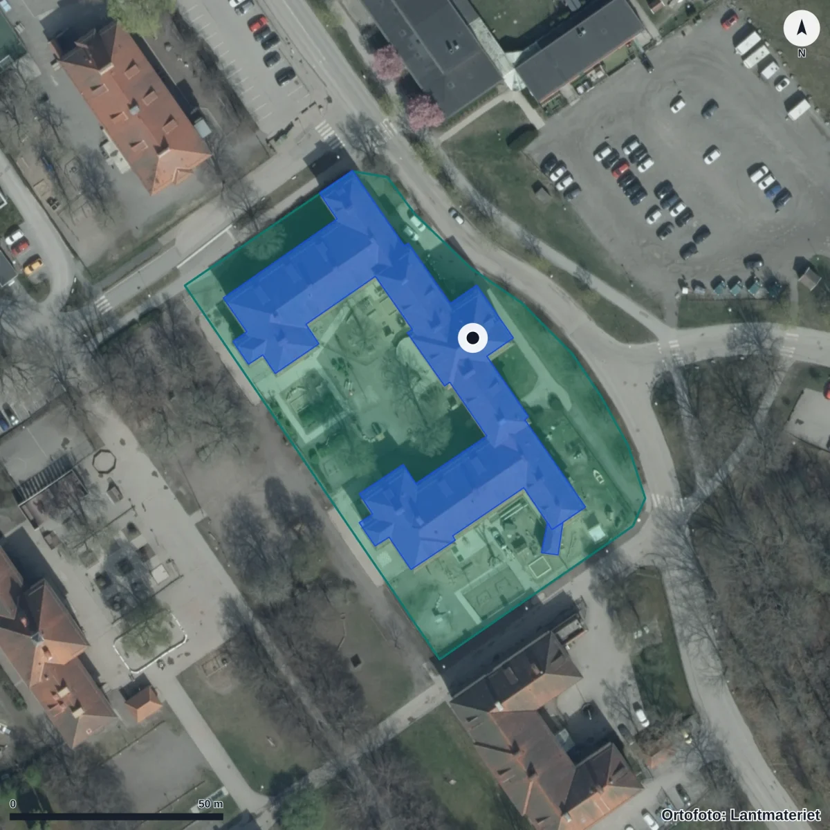 Flygbild över Strängnäs Montessoriskola, ortofoto från Lantmäteriet