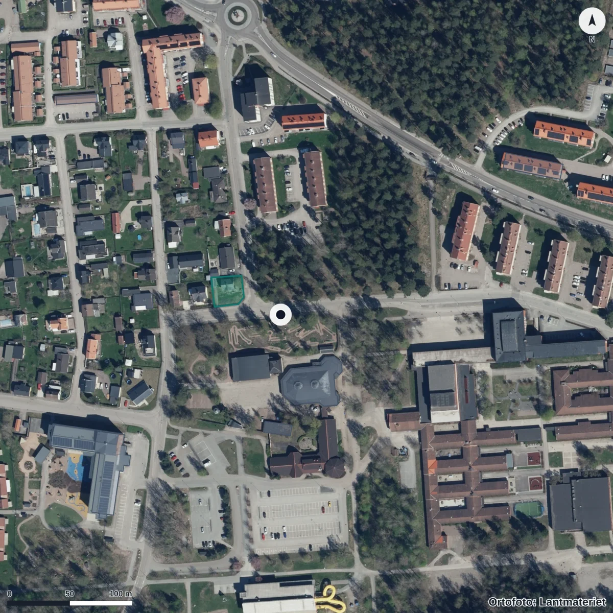 Flygbild över Karlfeldtgymnasiet, ortofoto från Lantmäteriet