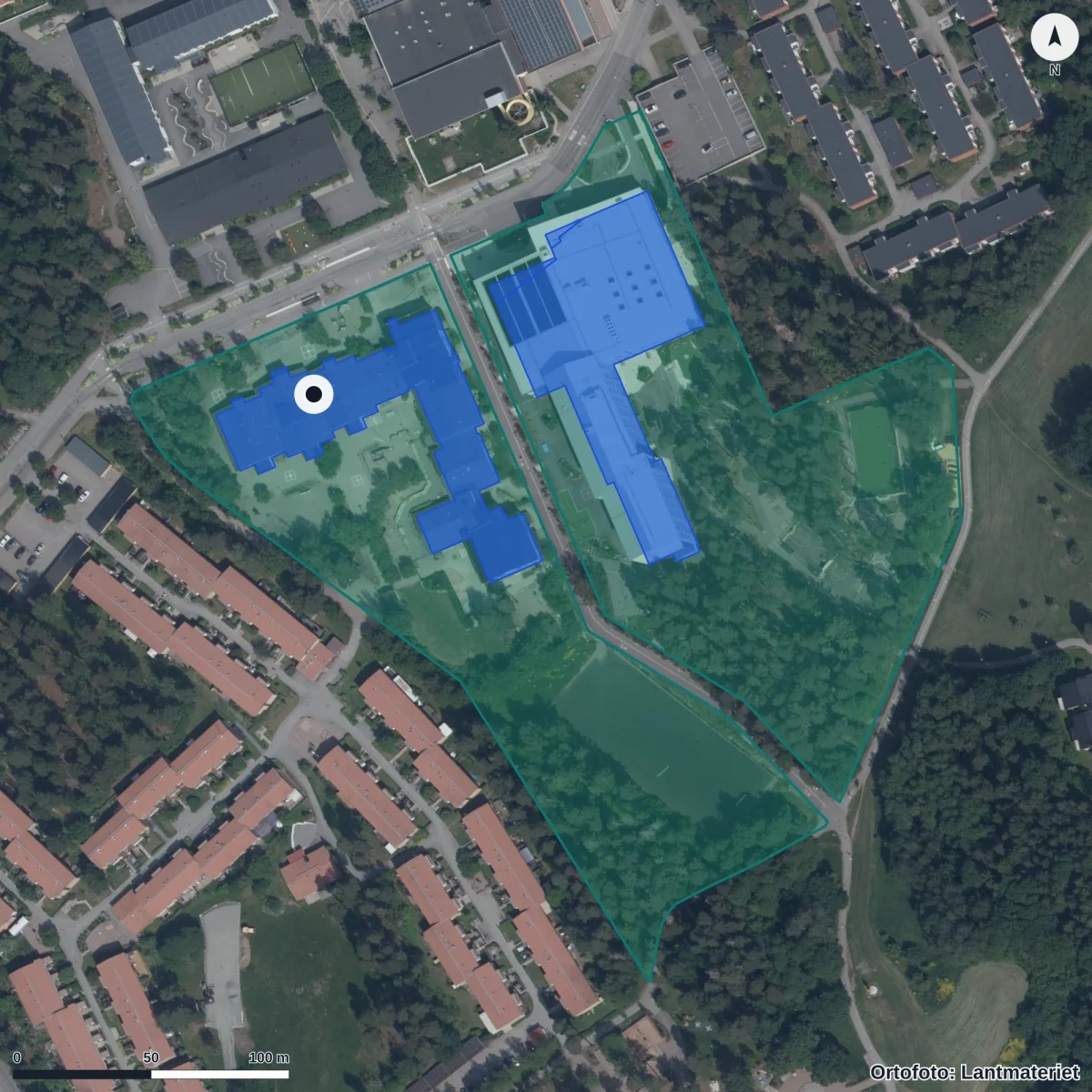 Flygbild över Treklangens skola, ortofoto från Lantmäteriet