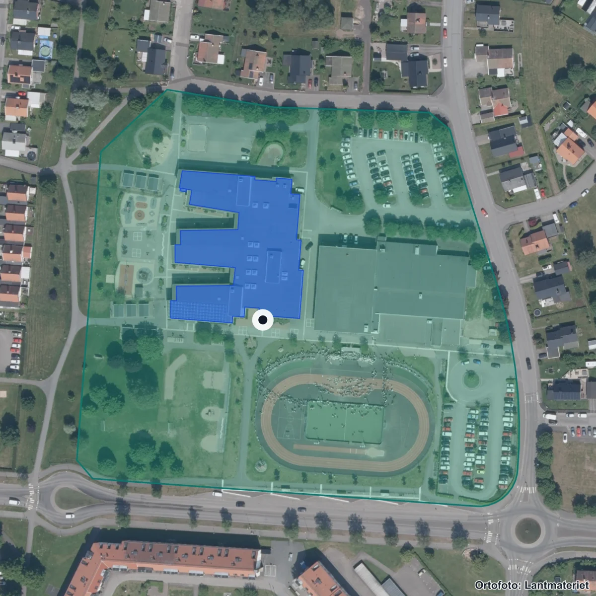Flygbild över Forsens grundskola, ortofoto från Lantmäteriet