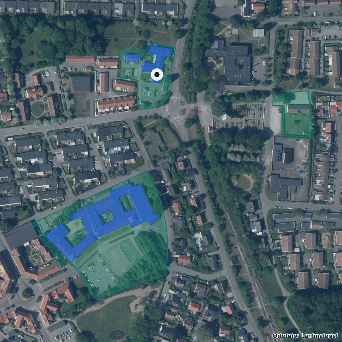 Flygbild över Kometskolan, ortofoto från Lantmäteriet