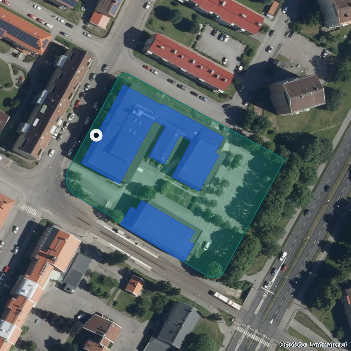 Flygbild över Hagagymnasiet, ortofoto från Lantmäteriet