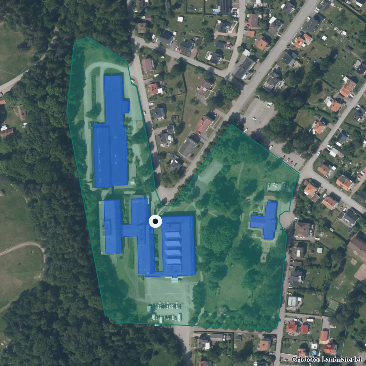 Flygbild över Platengymnasiet, ortofoto från Lantmäteriet