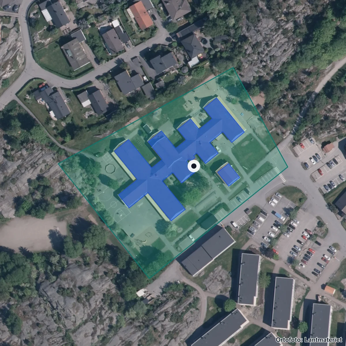 Flygbild över Valemyrskolan, ortofoto från Lantmäteriet