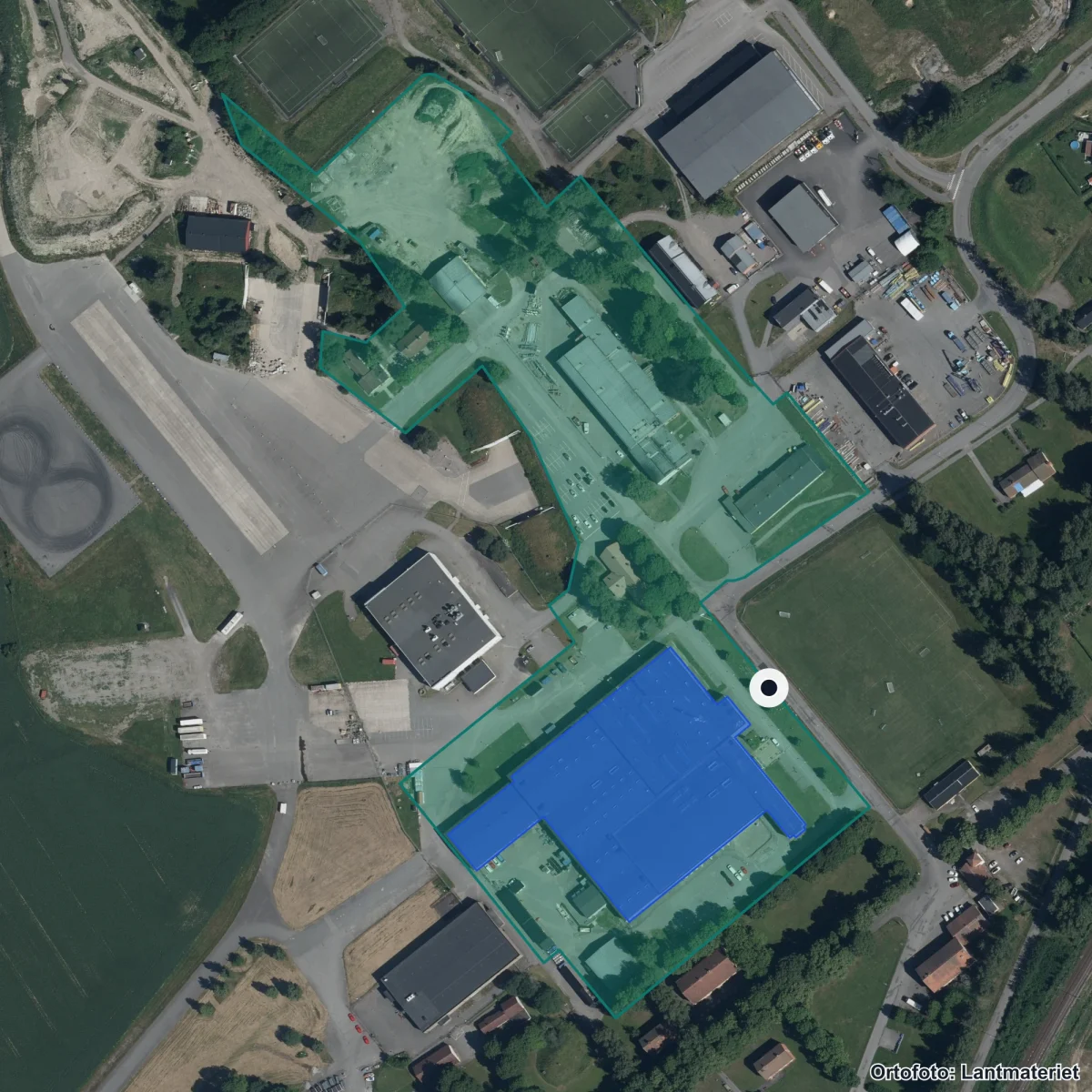 Flygbild över Bråvallagymnasiet, ortofoto från Lantmäteriet