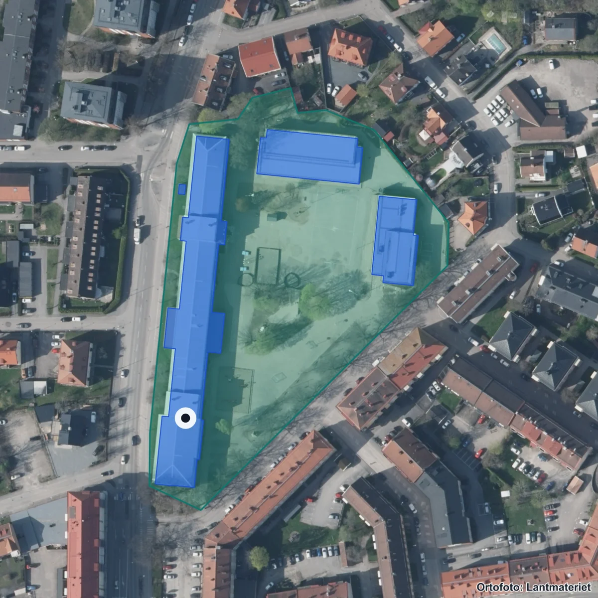 Flygbild över Olaus Petriskolan, ortofoto från Lantmäteriet