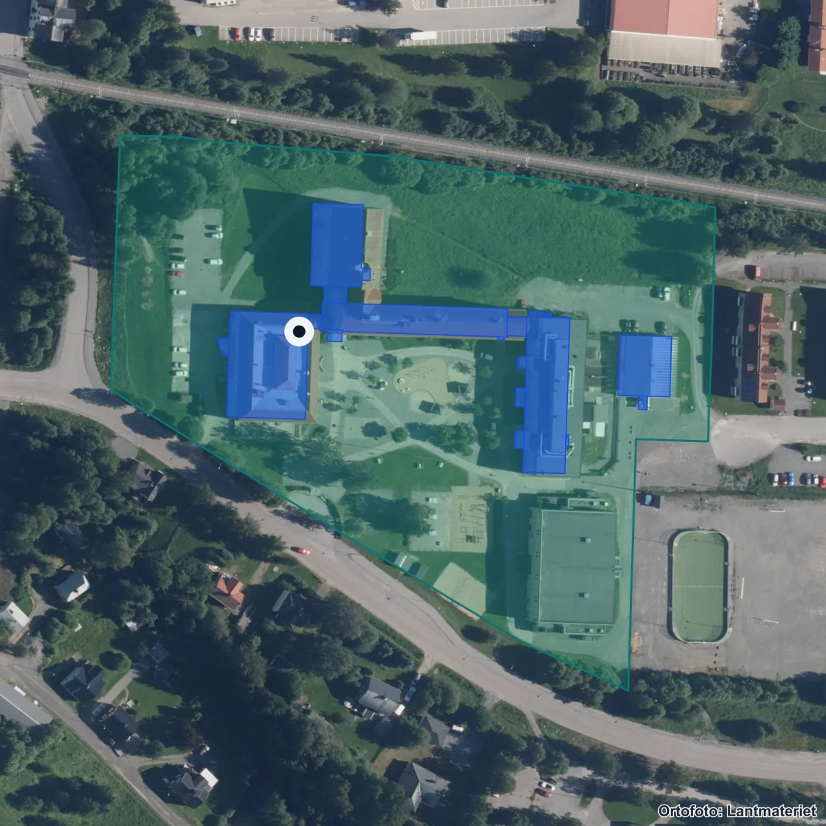 Flygbild över Anpassad grundskola, ortofoto från Lantmäteriet