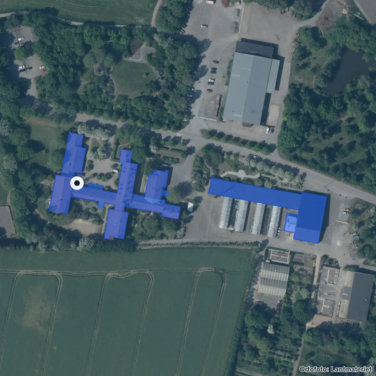 Flygbild över Hvilan Gymnasium, ortofoto från Lantmäteriet