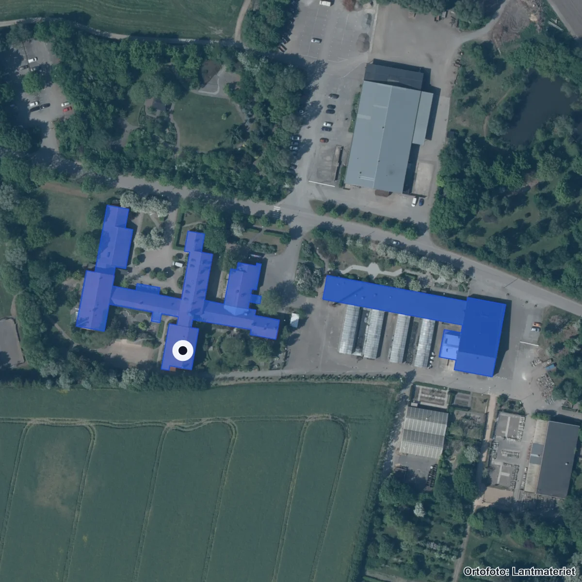 Flygbild över Hvilan Gymnasium Uppsala, ortofoto från Lantmäteriet