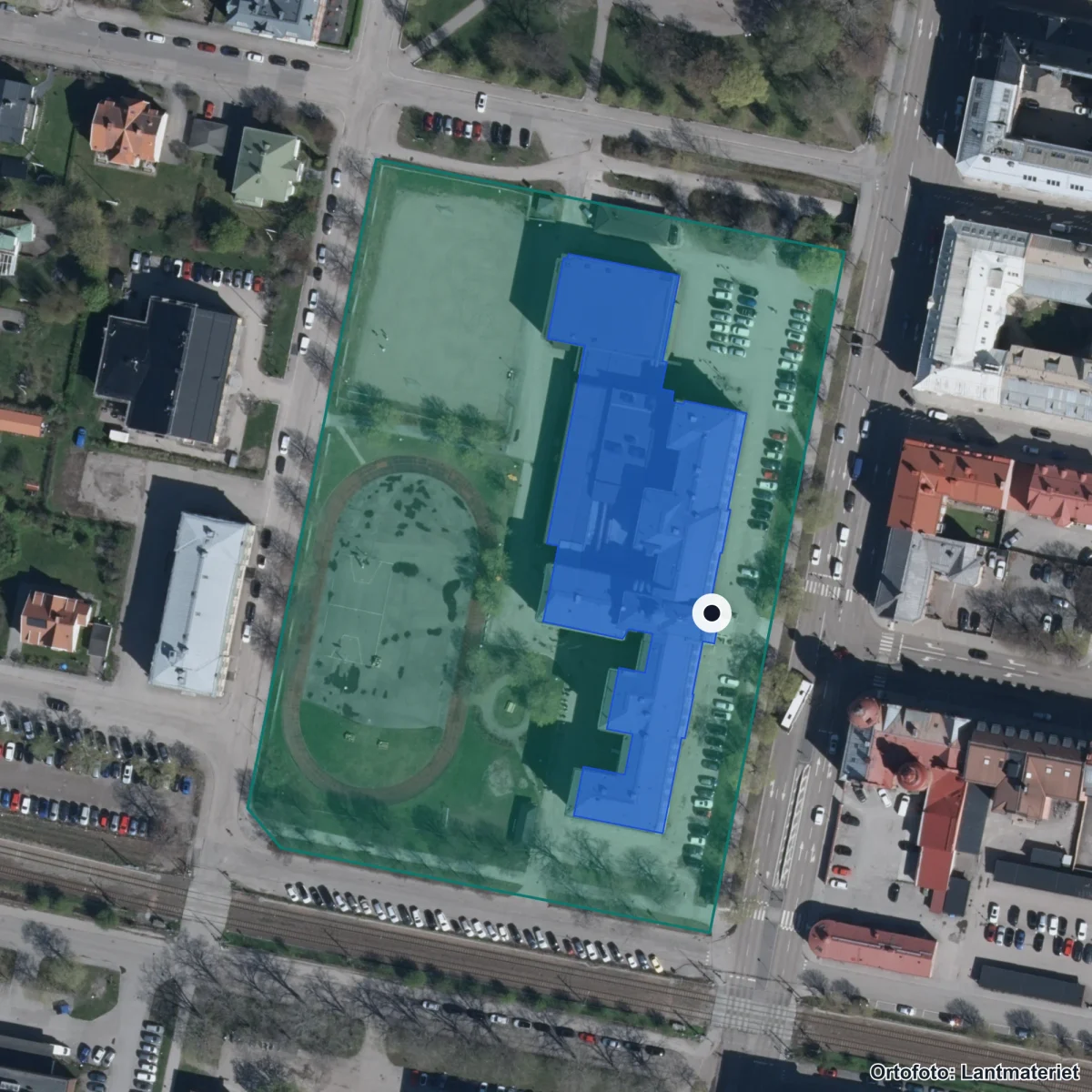 Flygbild över Sundsvalls gymnasium, Hedbergska skolan, ortofoto från Lantmäteriet