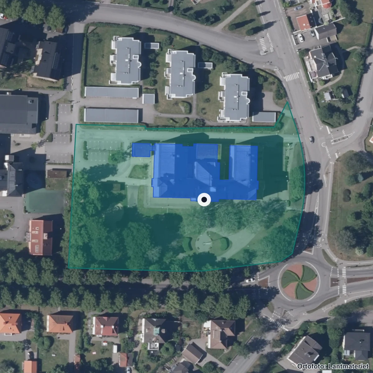 Flygbild över Komvux, ortofoto från Lantmäteriet