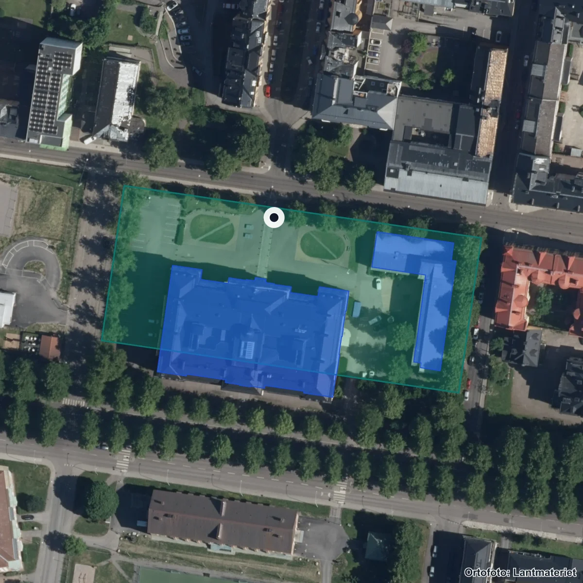 Flygbild över De Geergymnasiet, ortofoto från Lantmäteriet