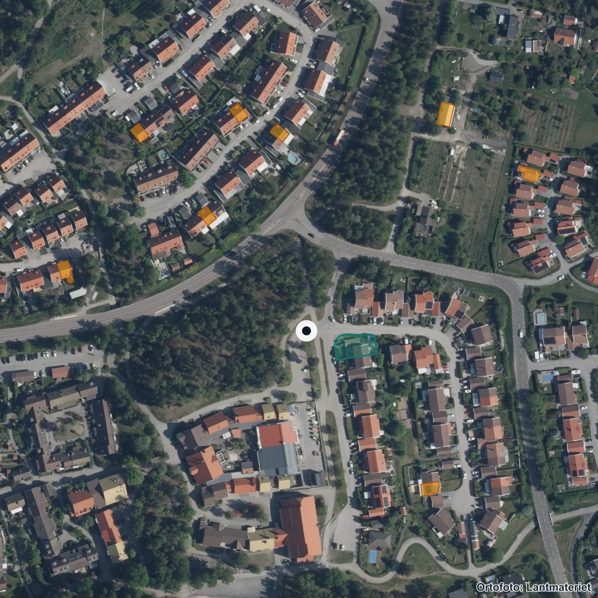 Flygbild över Grimsta skola, ortofoto från Lantmäteriet