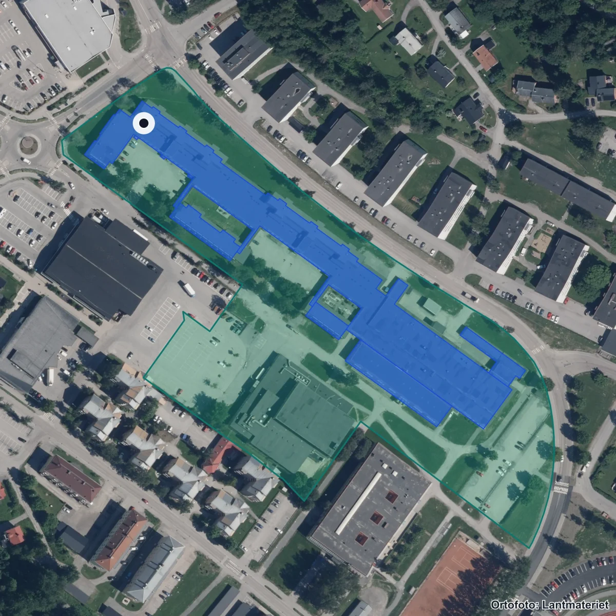 Flygbild över Anpassad gymnasieskola 2 Ådalsskolan, ortofoto från Lantmäteriet