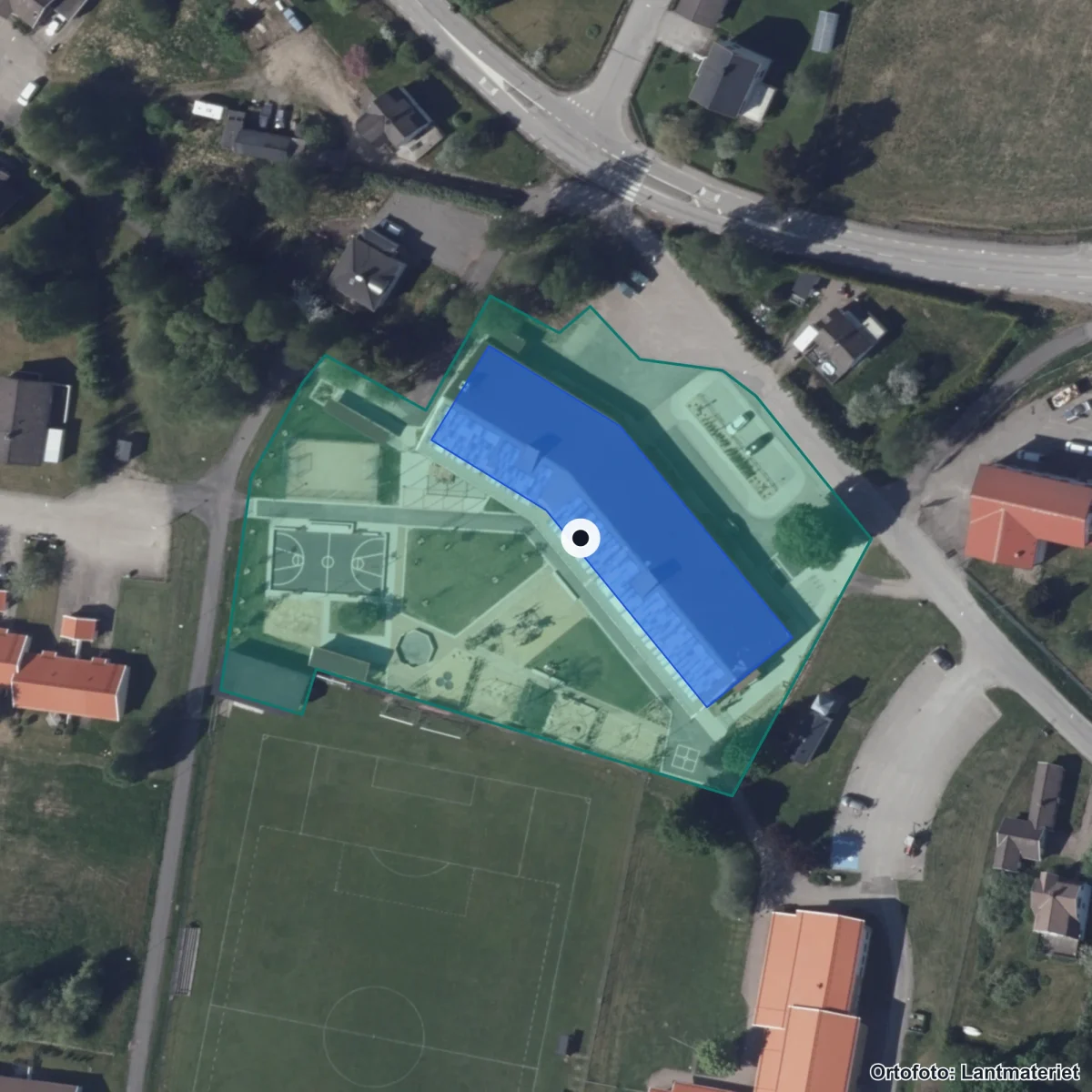 Flygbild över Upphärads skola, ortofoto från Lantmäteriet