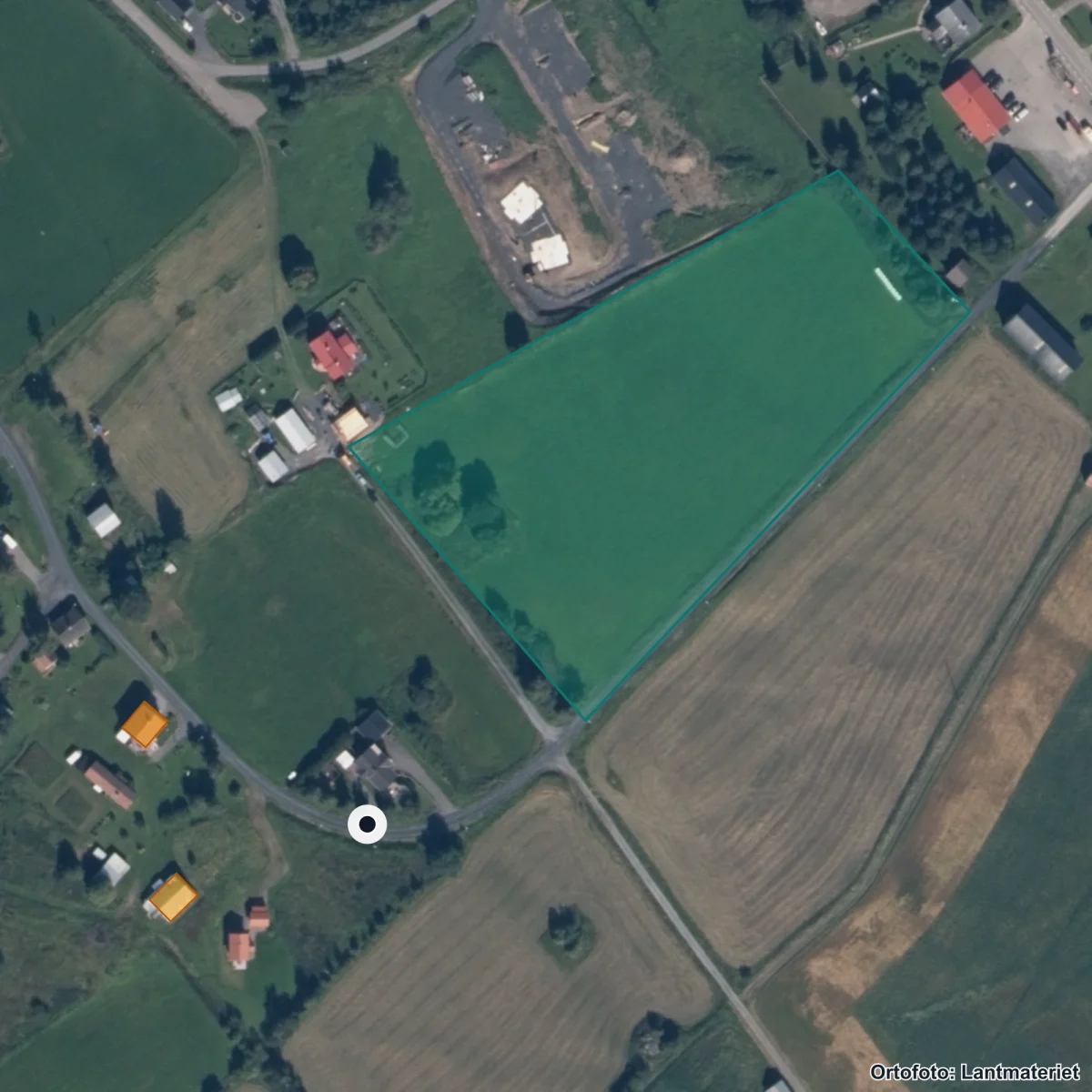 Flygbild över Hallens Kyrkskola, ortofoto från Lantmäteriet