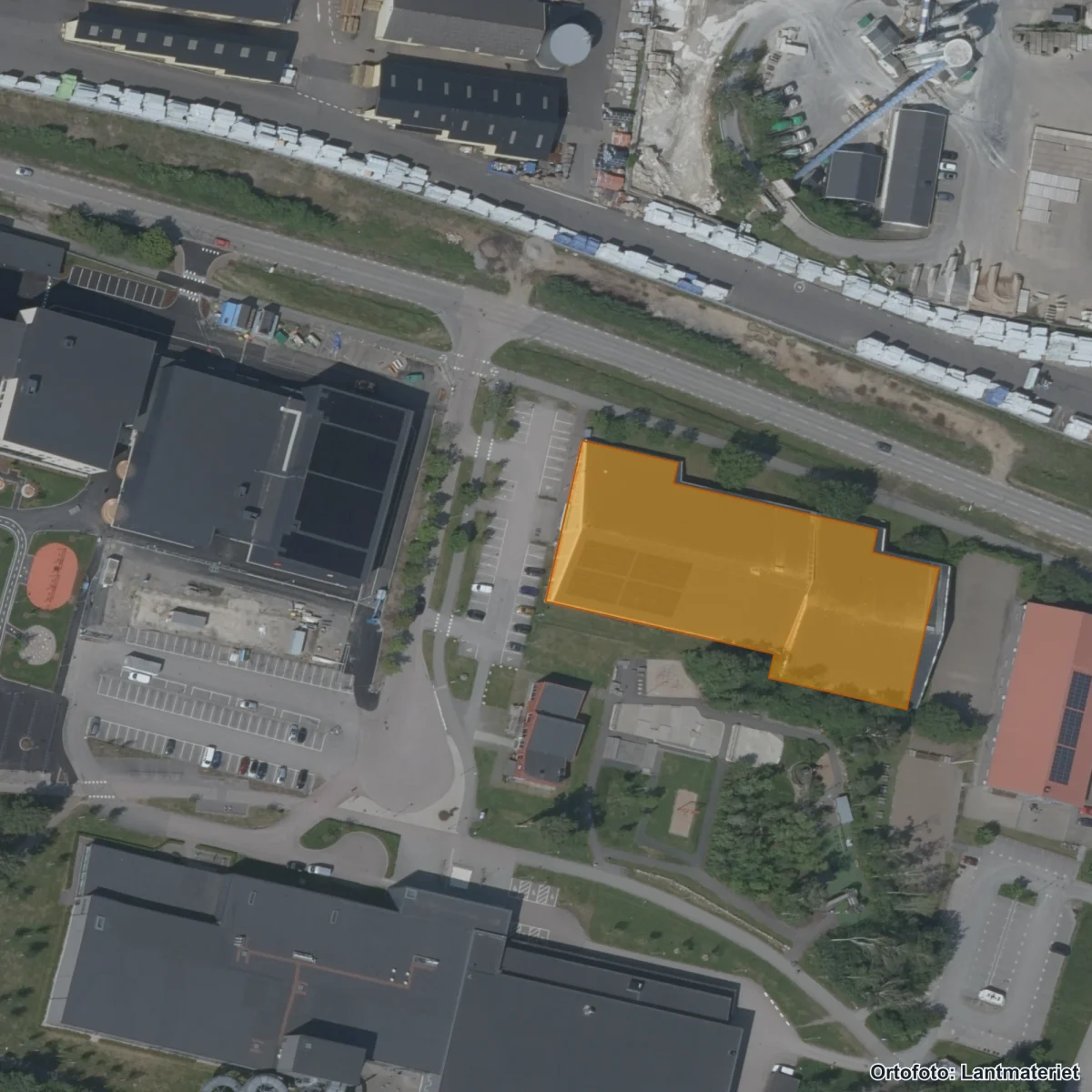 Flygbild över Håstens anpassade grundskola, ortofoto från Lantmäteriet