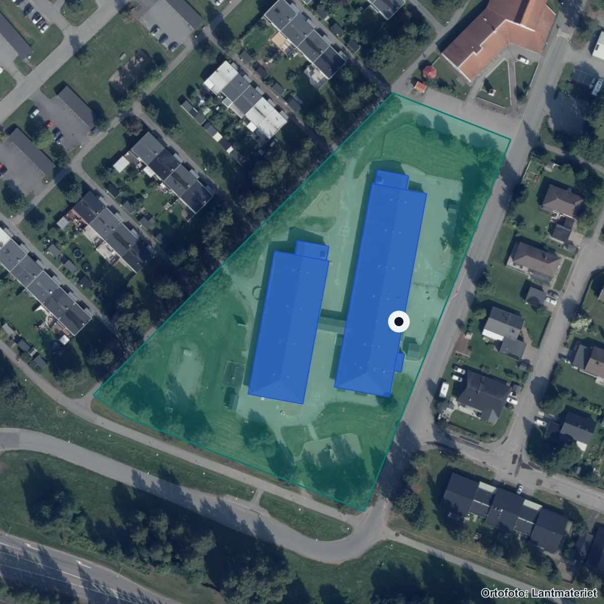 Flygbild över Sjungande dalens skola, ortofoto från Lantmäteriet