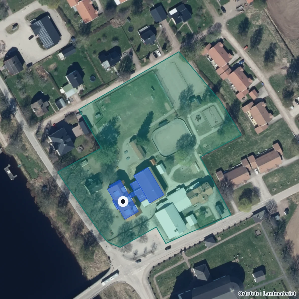 Flygbild över Smedby skola, ortofoto från Lantmäteriet