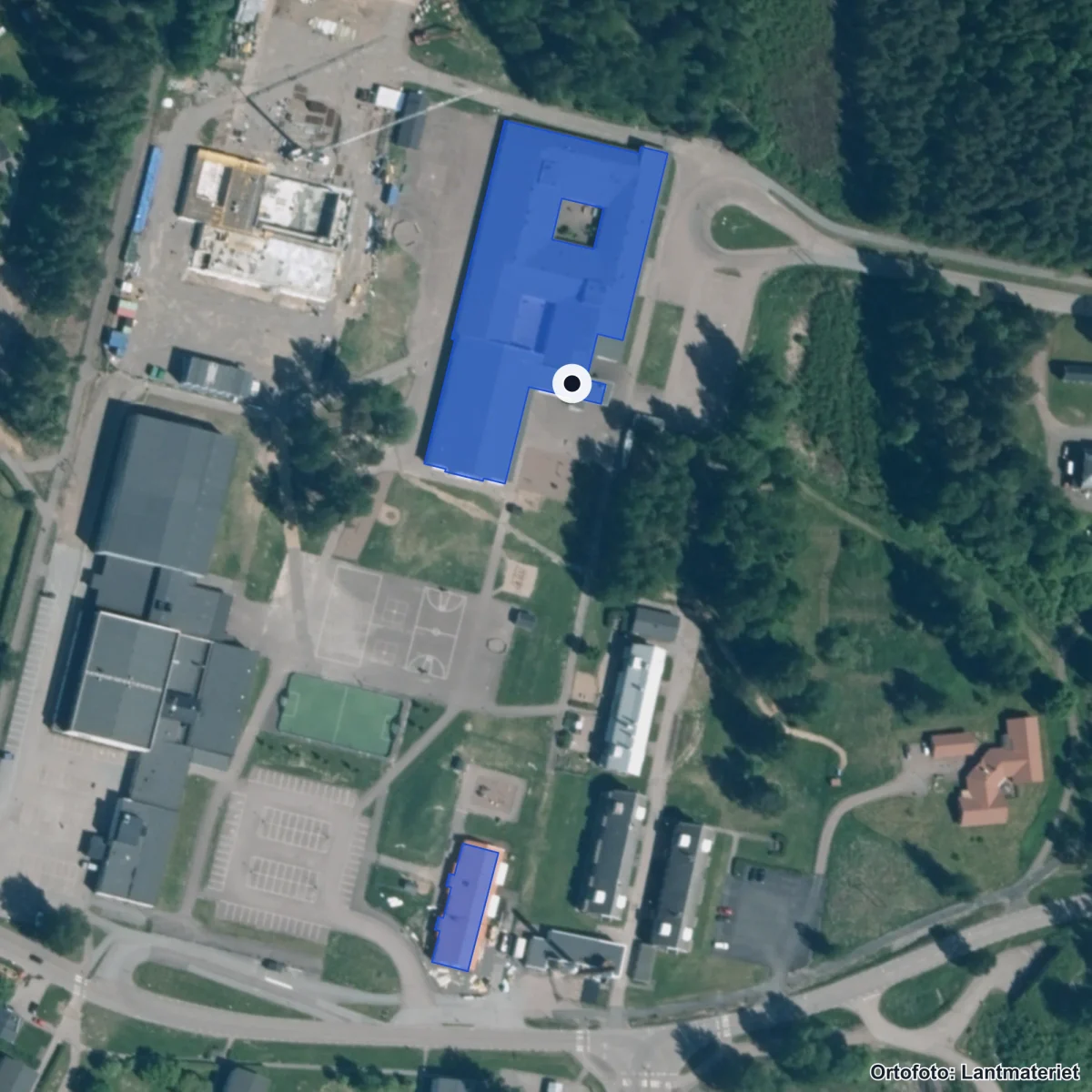 Flygbild över Dejeskolan, ortofoto från Lantmäteriet