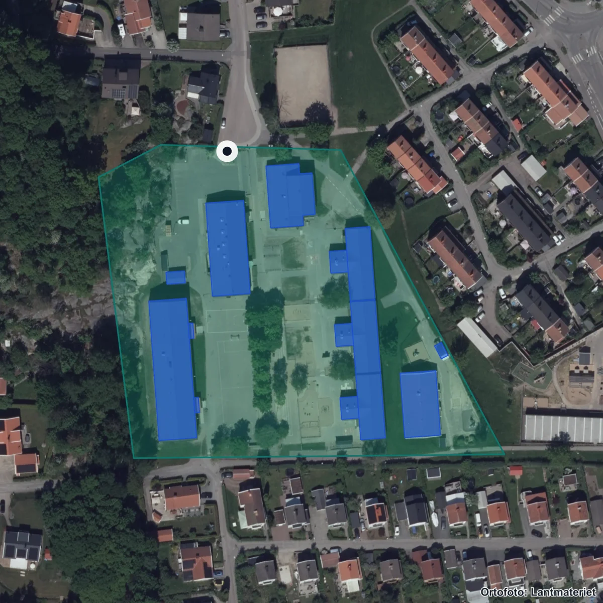 Flygbild över Lerlyckeskolan, ortofoto från Lantmäteriet