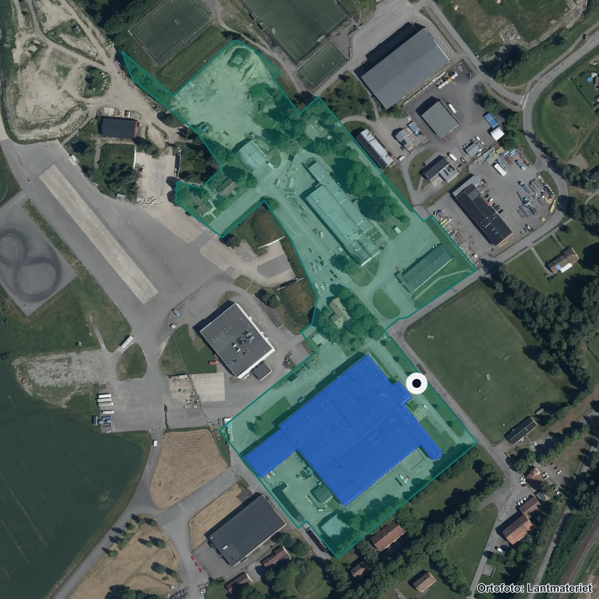 Flygbild över Bråvallagymnasiet, ortofoto från Lantmäteriet