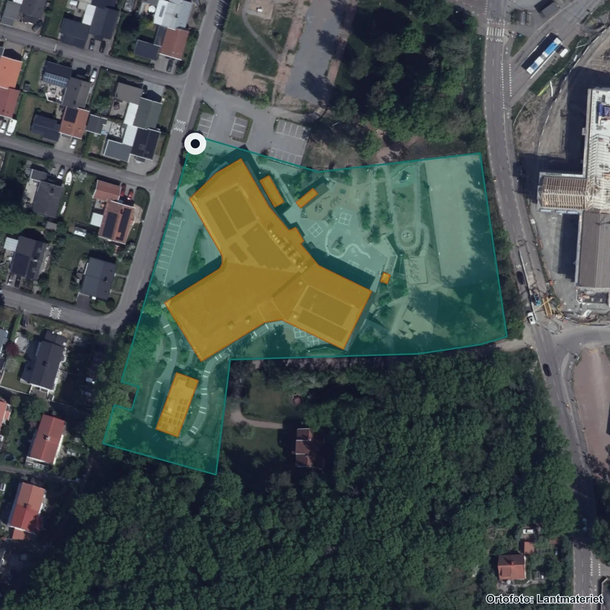 Flygbild över Skogomeskolan, ortofoto från Lantmäteriet