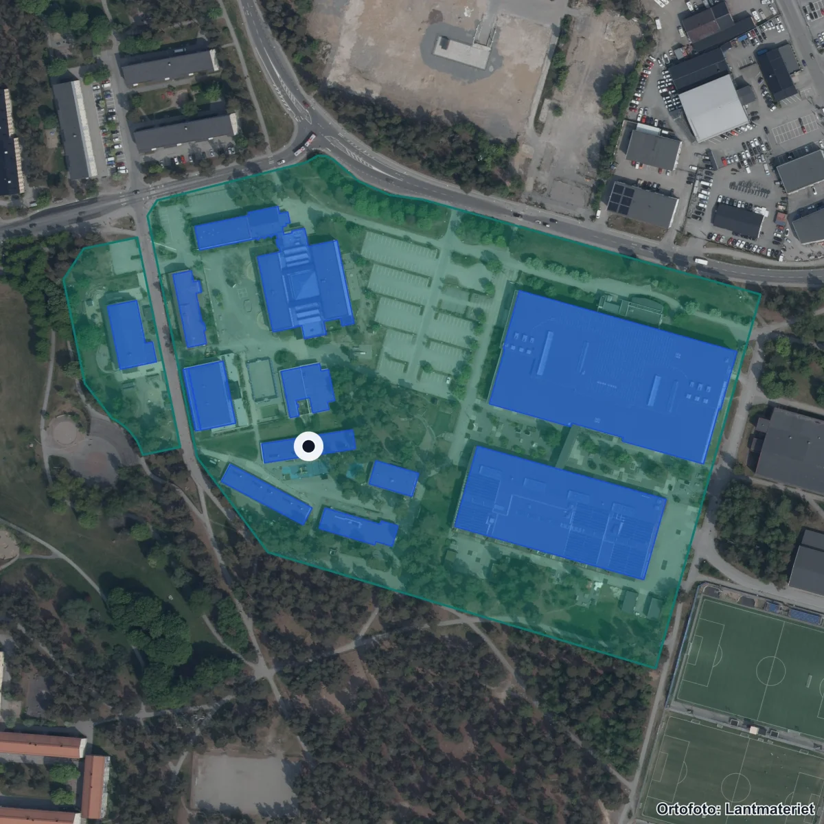 Flygbild över Haninges anpassade gymnasieskola IP, ortofoto från Lantmäteriet