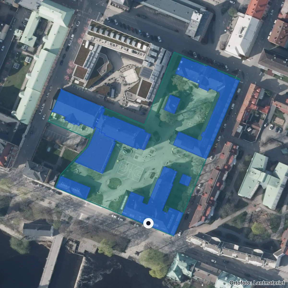 Flygbild över Karolinska gymnasiet, ortofoto från Lantmäteriet