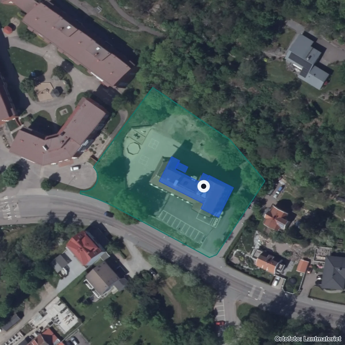 Flygbild över Montessoriskolan Älvkullen, ortofoto från Lantmäteriet