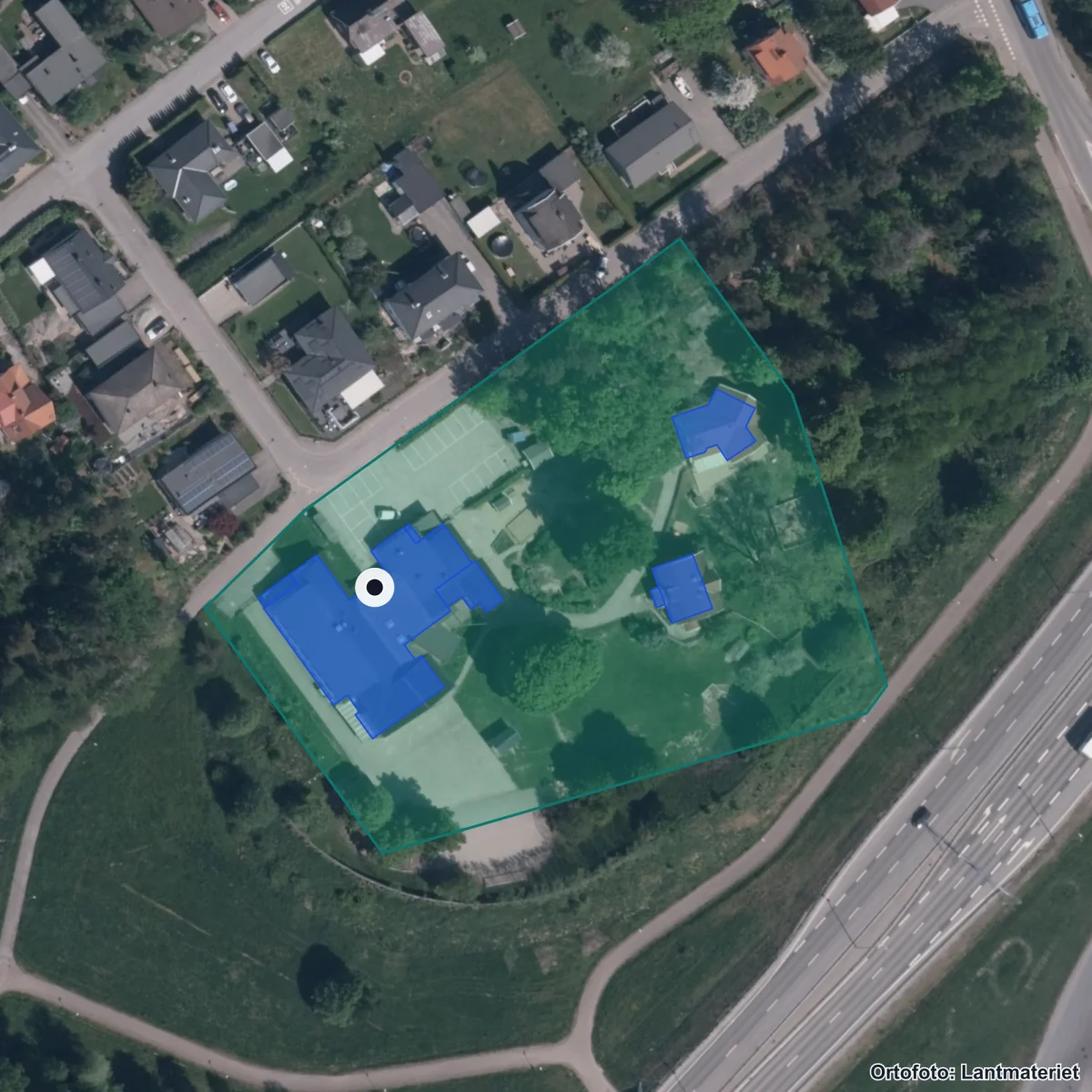 Aerial view of Trollhättans Montessoriskola, orthophoto from Lantmäteriet