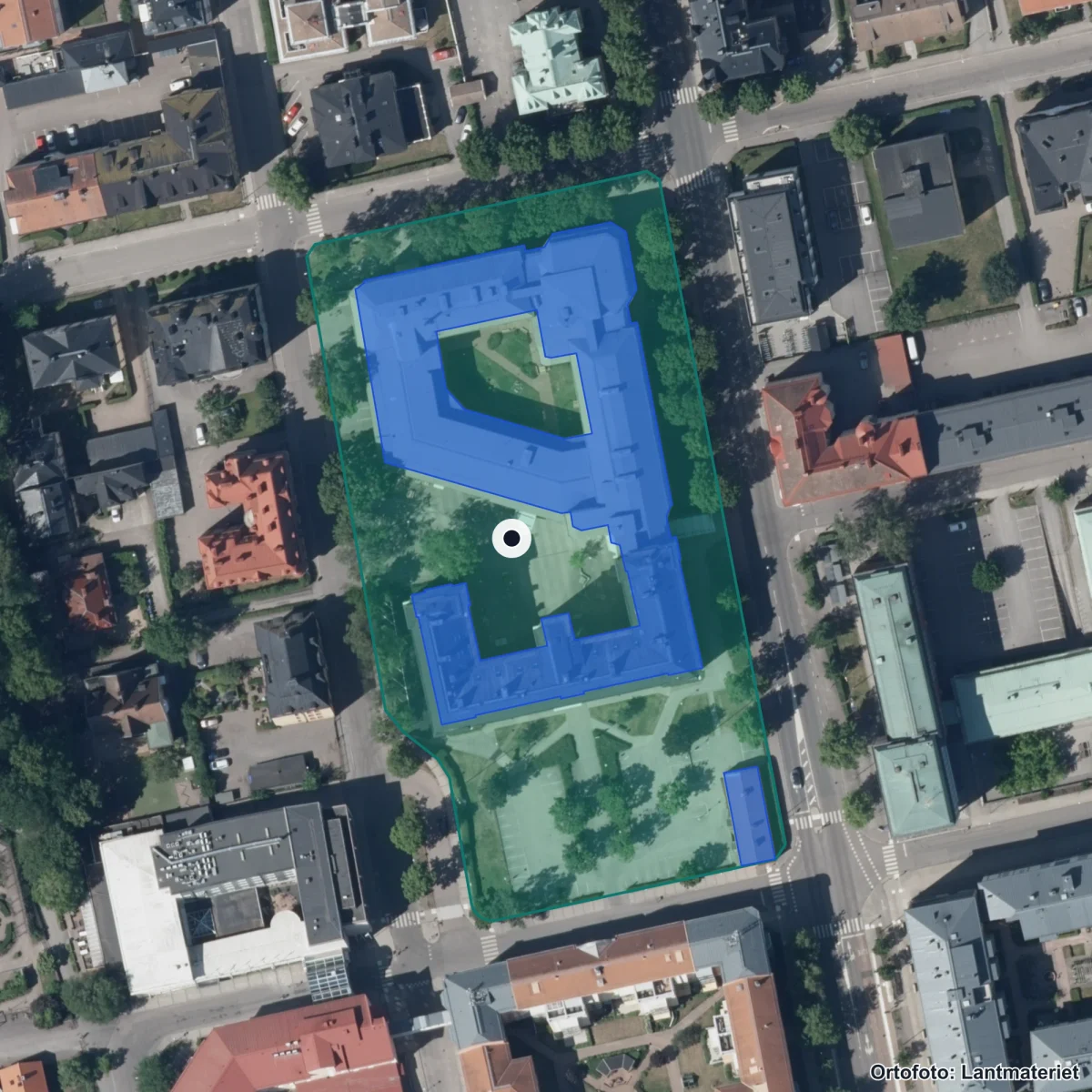 Flygbild över Linnégymnasiet, ortofoto från Lantmäteriet