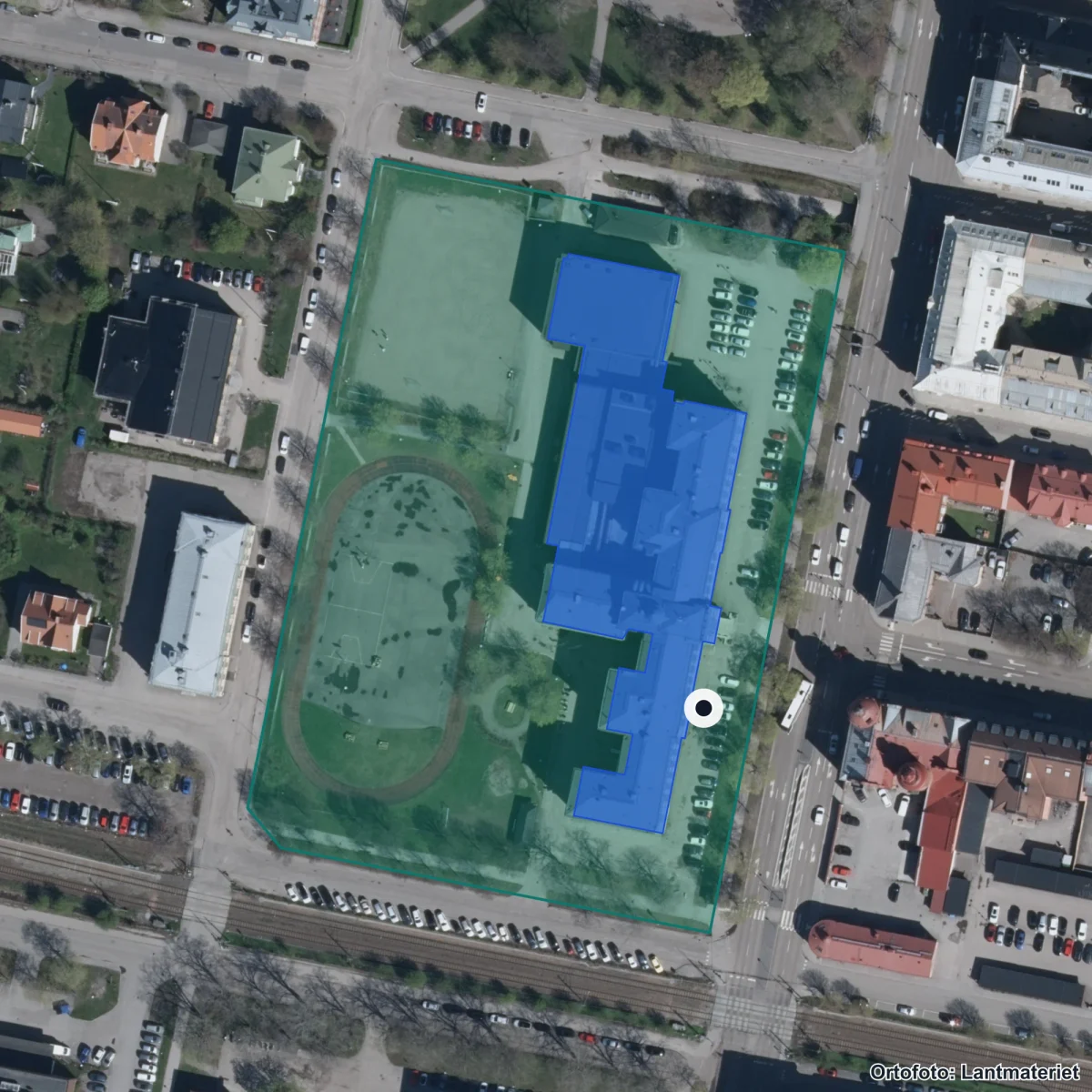Flygbild över Sundsvalls gymnasium, Hedbergska skolan, ortofoto från Lantmäteriet