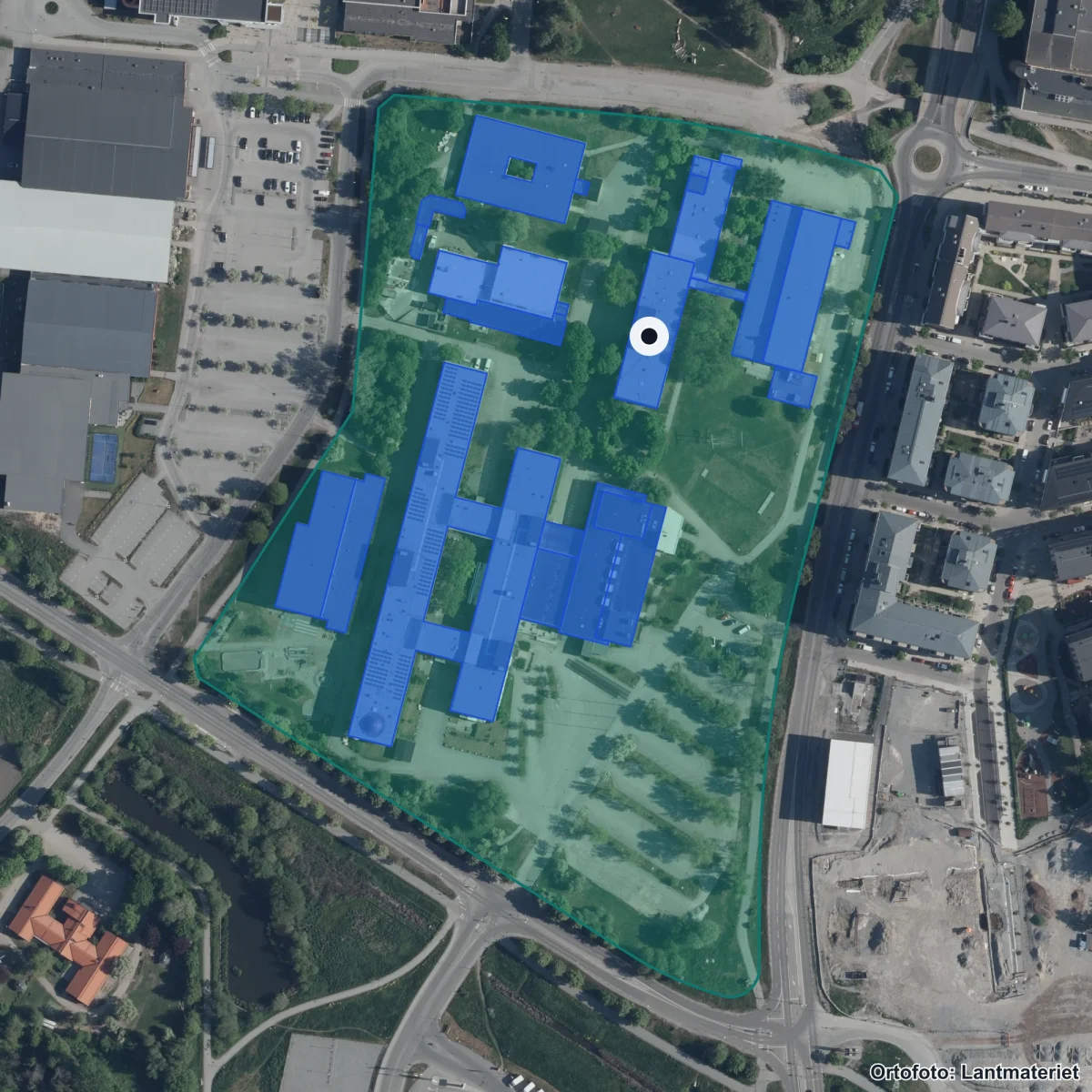 Flygbild över Kommunala vuxenutbildningen, ortofoto från Lantmäteriet