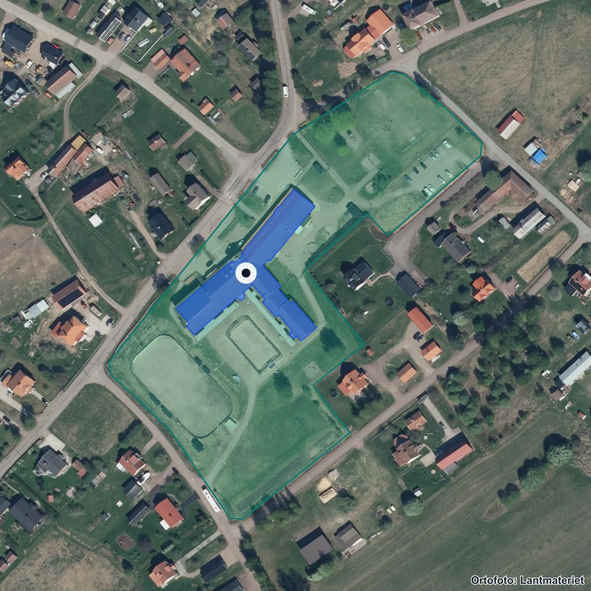 Flygbild över Färnäs skola, ortofoto från Lantmäteriet