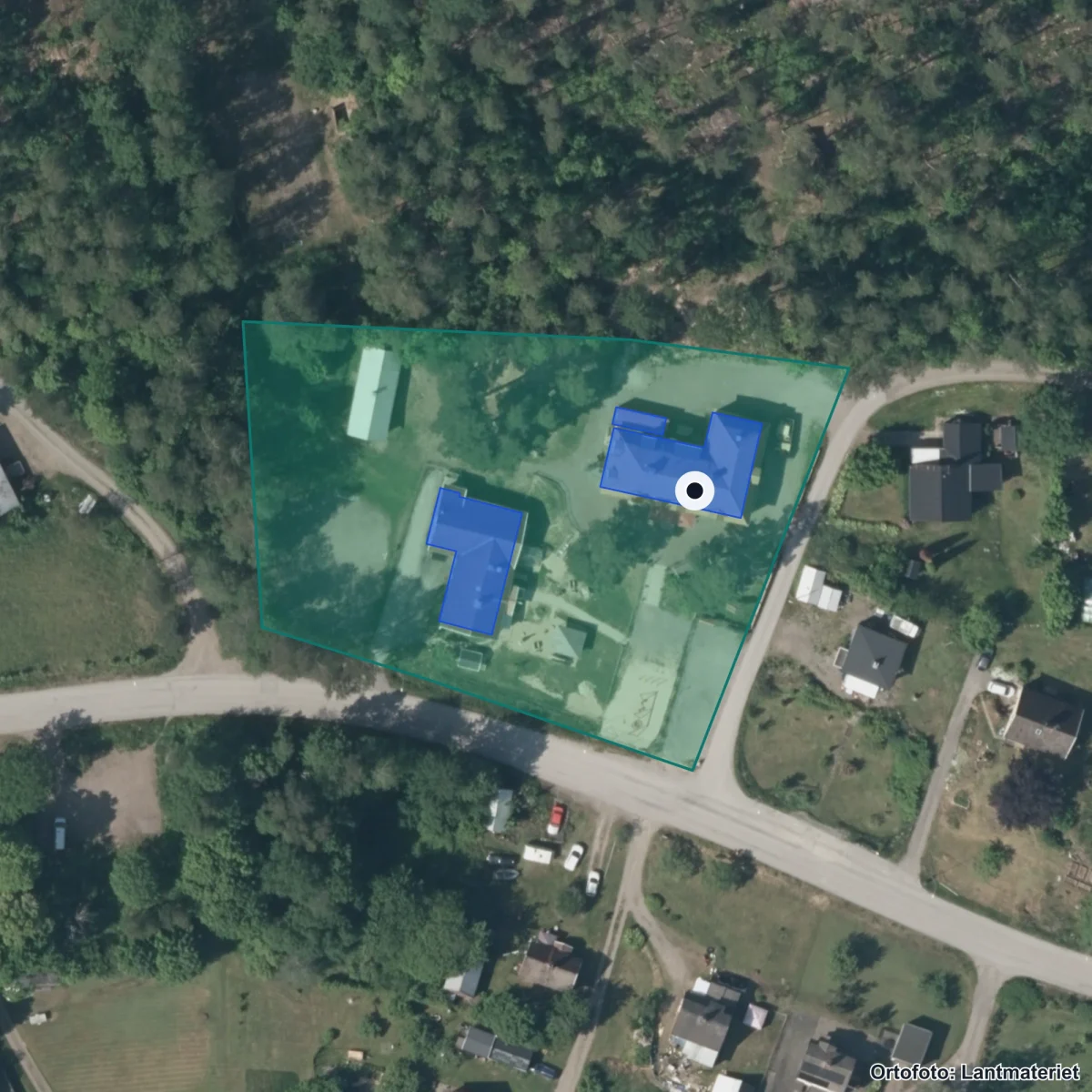 Flygbild över Ljusfalls friskola, ortofoto från Lantmäteriet