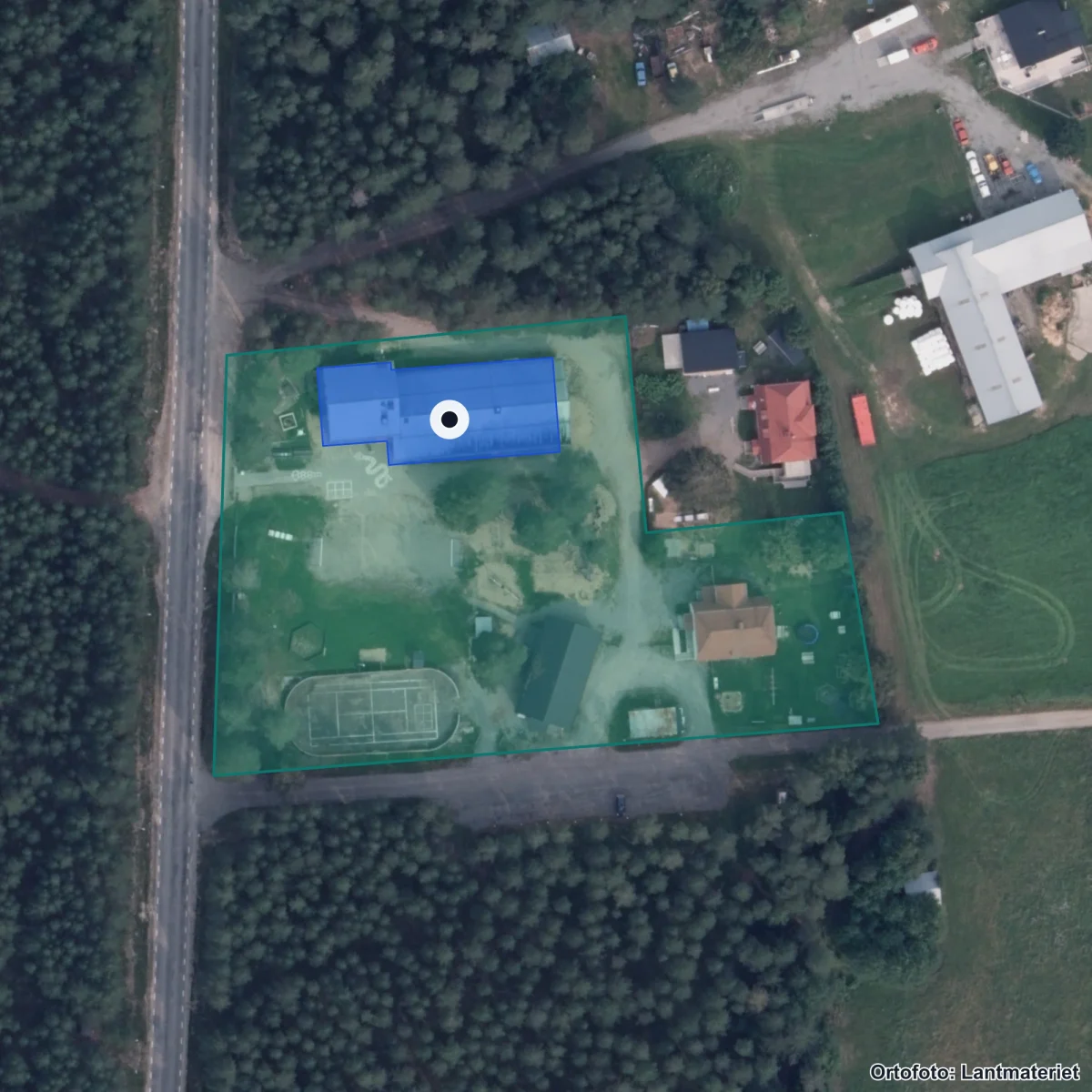 Flygbild över Hällforsskola, ortofoto från Lantmäteriet