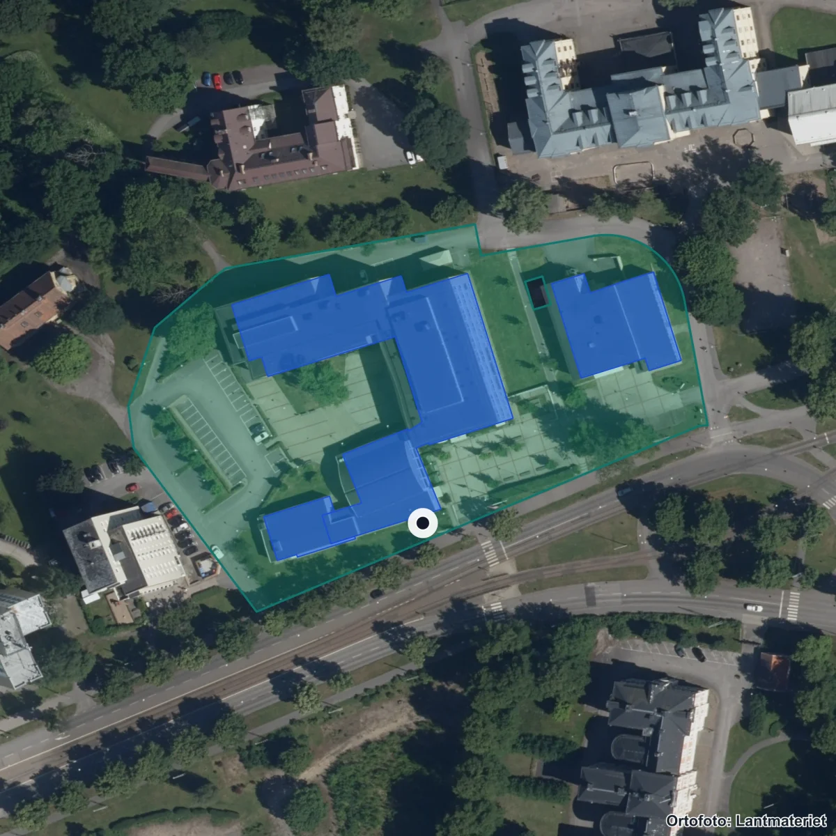Flygbild över Ebersteinska gymnasiet, ortofoto från Lantmäteriet