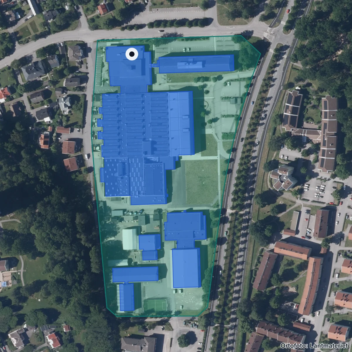Flygbild över Kungsmadskolan, ortofoto från Lantmäteriet