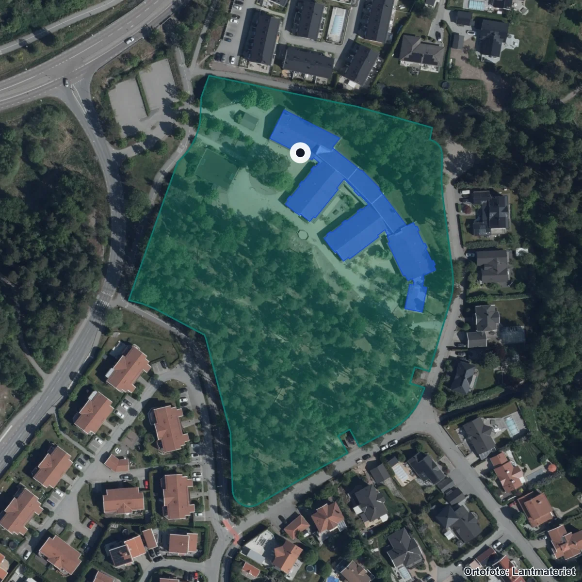 Flygbild över Täby Friskola, ortofoto från Lantmäteriet