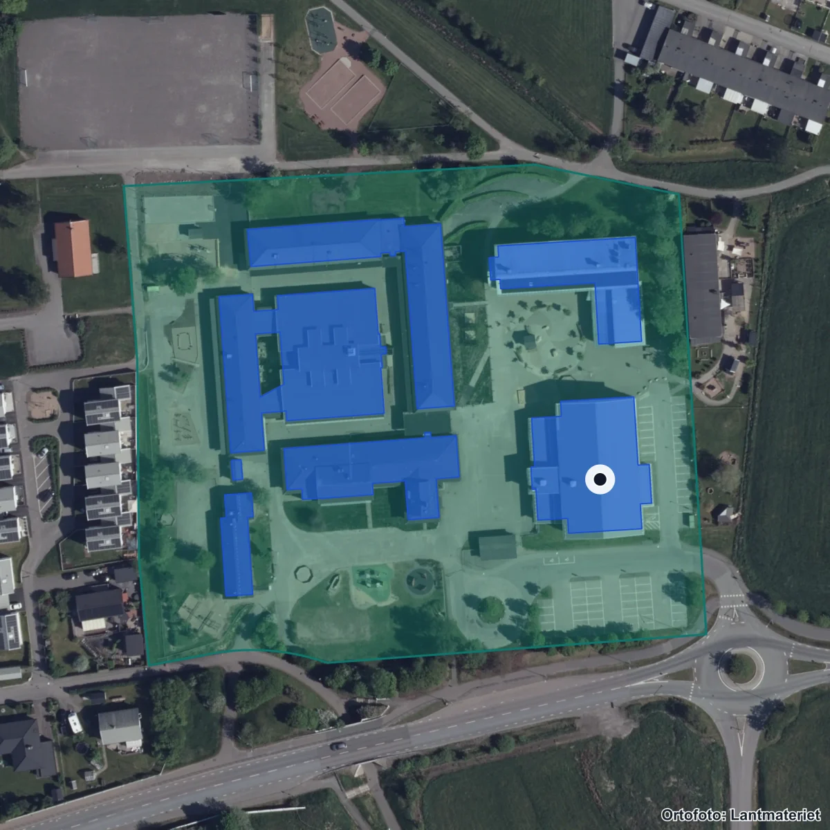 Flygbild över Skånhällaskolan, ortofoto från Lantmäteriet