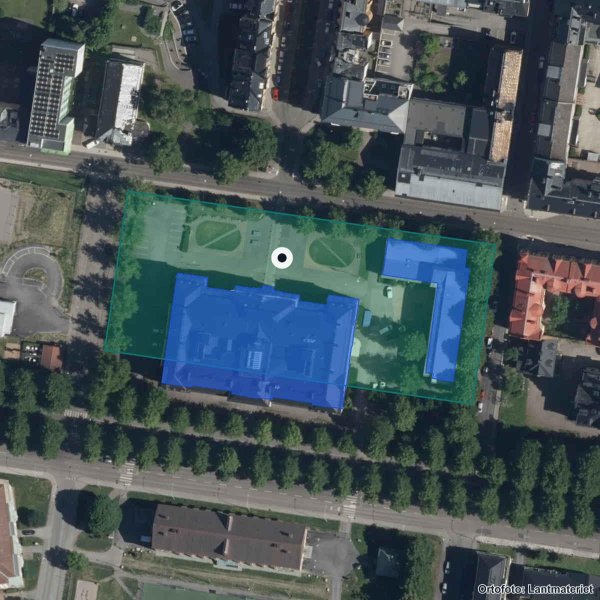 Flygbild över De Geergymnasiet, ortofoto från Lantmäteriet