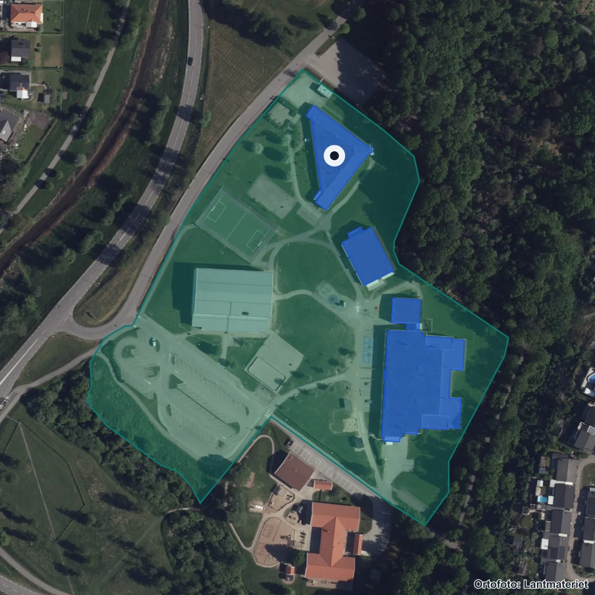 Flygbild över Montenova Montessoriskola Ek förening, ortofoto från Lantmäteriet